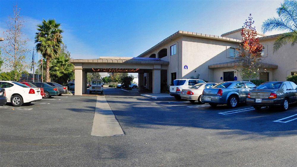 Hotel D'Lins Ontario Airport Ngoại thất bức ảnh