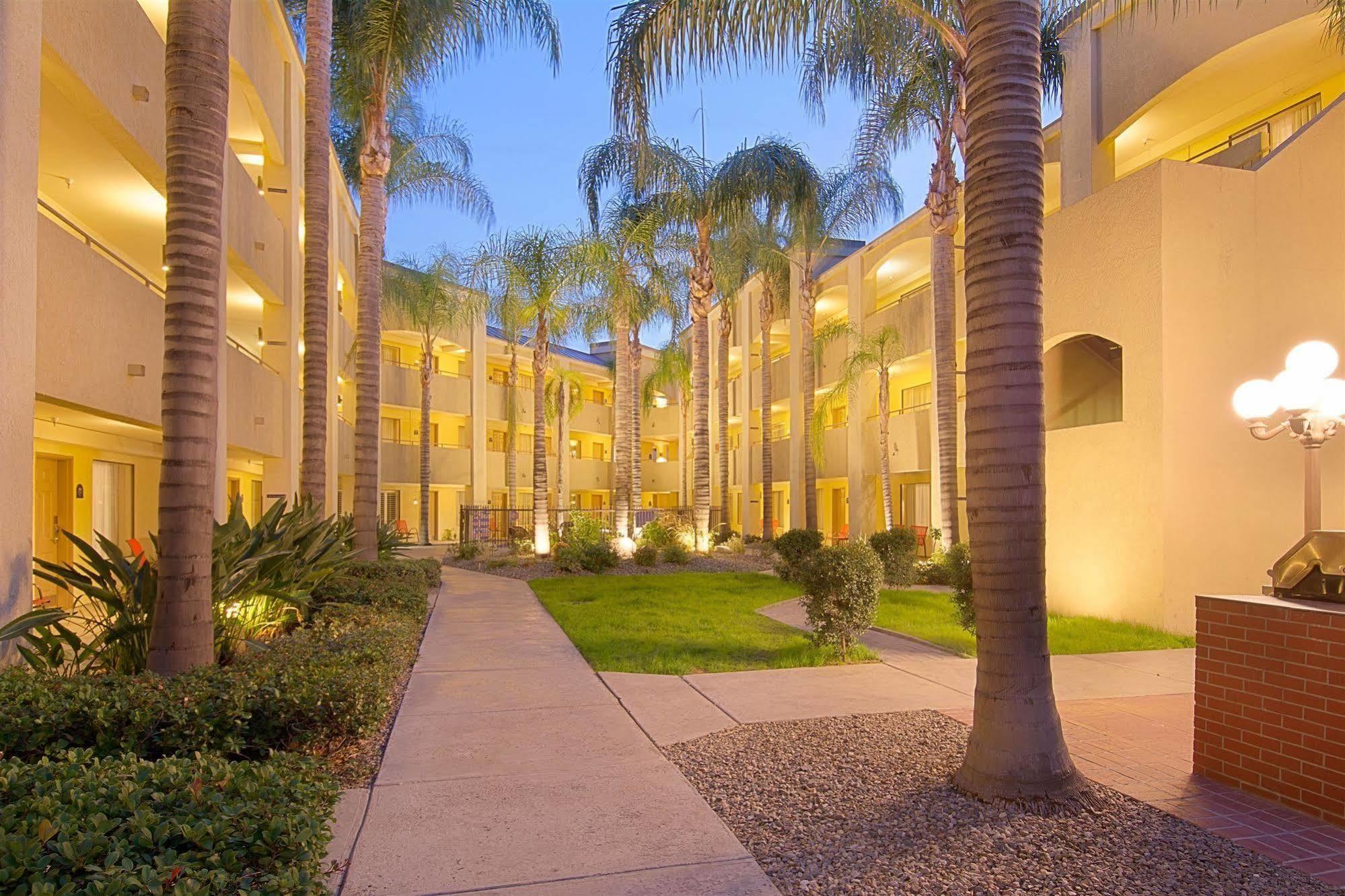 Hotel D'Lins Ontario Airport Ngoại thất bức ảnh